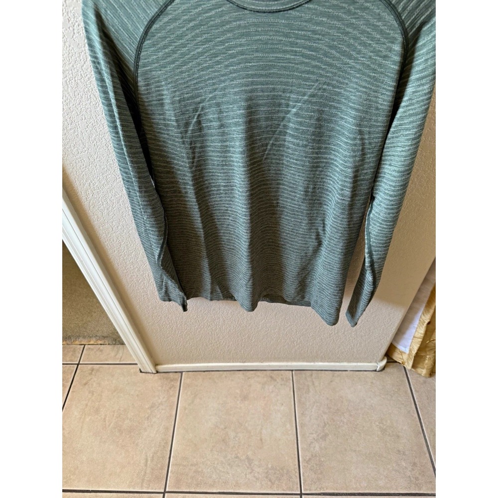 Lululemon Men's Gray Striped Raglan Crewneck Athletic Stretch Knit Tee M